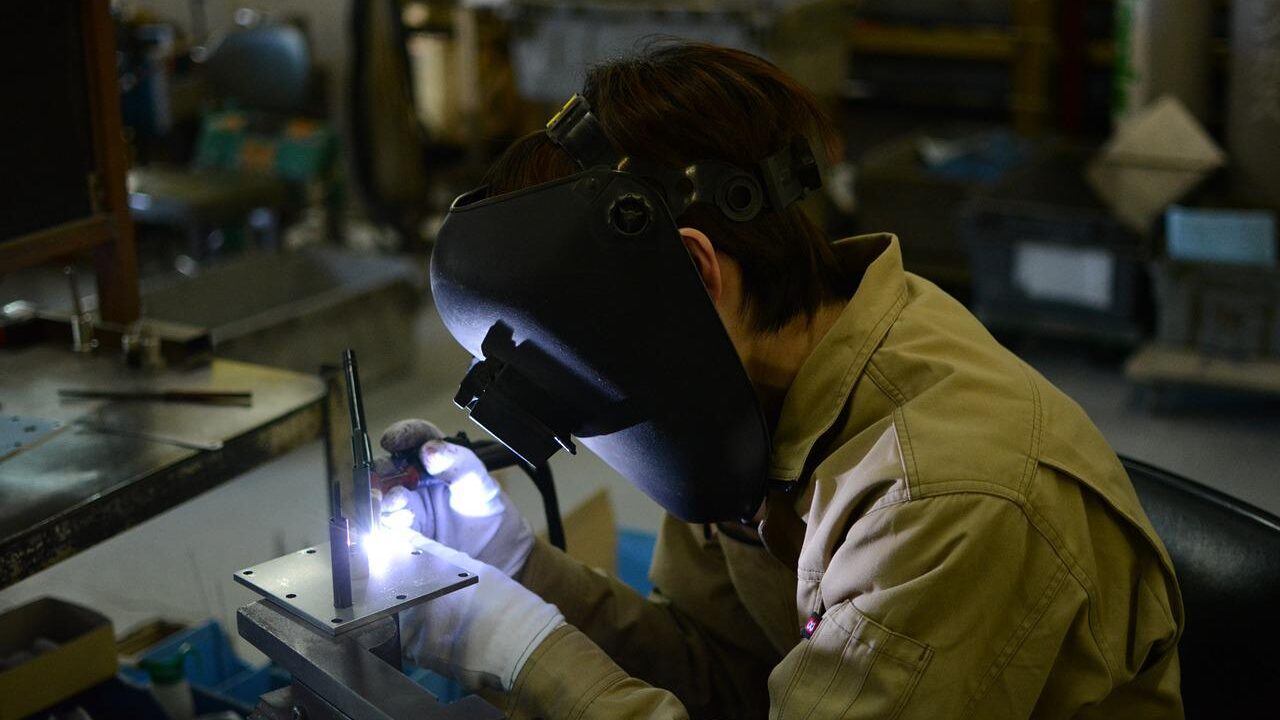Small Factory Welding Craftsman  - gumigasuki / Pixabay
